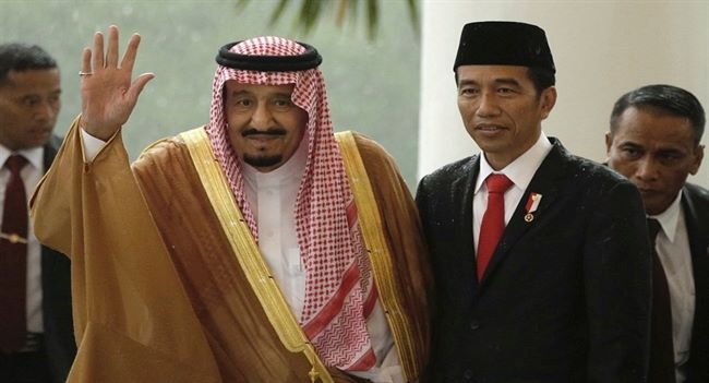 هدية الملك السعودي خلال زيارته أشهر مساجد العاصمة الإندونيسية"فيديو"