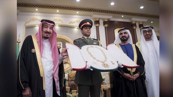 الإمارات تقلد ملك السعودية وسام زايد وتستقبله استقبالا رفيعا