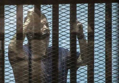 مرسي يشكو من أشياء تمس حياته بمعتقله ويطالب بلقاء أهله وهيئة دفاعه