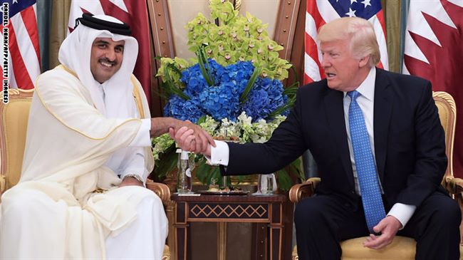ترامب يعرض على أمير قطر استضافة اجتماع لحل الأزمة الخليجية