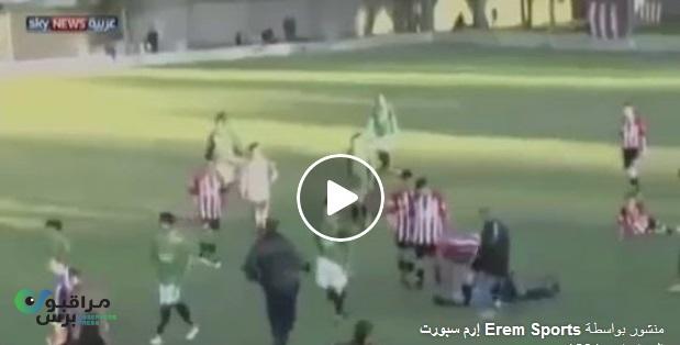 لاعب يقتل حكمًا في أرض الملعب بواقعة رياضية غريبة(فيديو وصور)