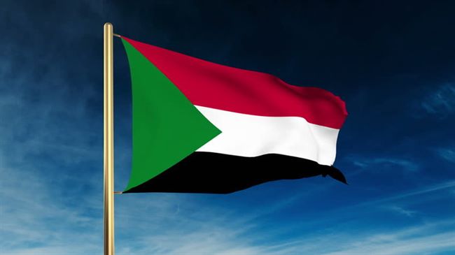 انزال علم اليمن من سارية السفارة بالدوحة واستبداله بعلم السودان(فيديو)