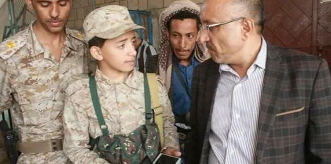 صور طفل حوثي يمارس مهام مسؤول قطاع التعليم تثير جدلا واسعا باليمن