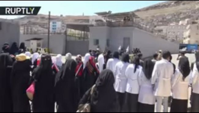يمنيات ينظمن مع أطفالهن لاعتصام أمام مقر للأمم المتحدة بصنعاء(فيديو) 