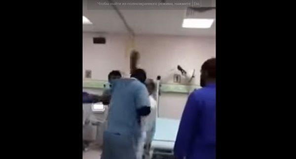 طبيب يتعرض لضرب مبرح بالحذاء بمستشفى بالسعودية "فيديو"