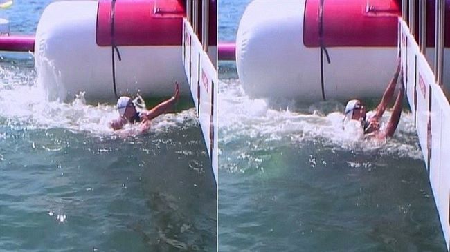 سباحة فرنسية تحاول اغراق منافستها الايطالية بأولمبياد ريو 2016م "صورة"
