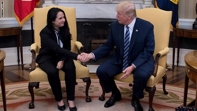 هكذا استقبل ترامب بالبيت الأبيض شابة مصرية أمريكية أفرجت مصر عنها