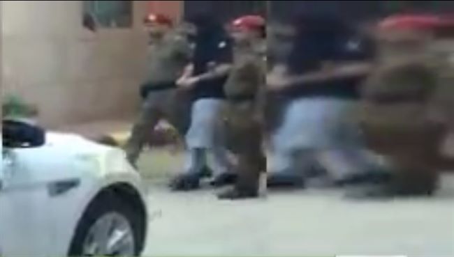 ضبط أمير سعودي ظهر بفيديو يضرب بعدوانية يمني ملطخ بالدماء(فيديو)
