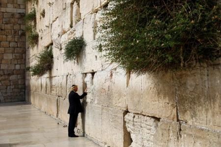 صورة لترامب يصلي عند الحائط الغربي في القدس كأول رئيس أمريكي