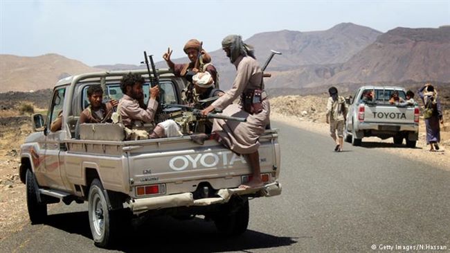 صحيفة خليجية تكشف عن اقتحام الحوثيين منازل قيادات مؤتمرية وسط اليمن
