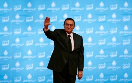 اطلاق سراح حسني مبارك لأول مرة منذ 6 سنوات وعودته الى منزله