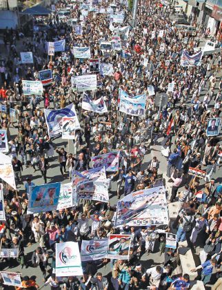 صحيفة عربية:اليمنيون يحتفلون لأول مرة بثورة وثورة مضادة في وقت واحد