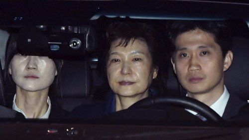 رئيسة كوريا الجنوبية تبكي بحرقة أثناء اقتيادها للزنزانة وتسلم بطانيتها(فيديو)