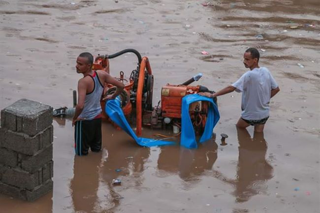 بالفيديو والصور:السيول تغرق مجدداً منازل وشوارع بكريتر عدن 