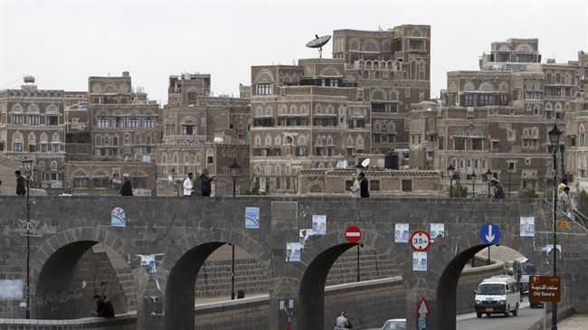 الحوثيون يحرقون علب ملابس داخلية عليها صور نساء بالعاصمة صنعاء "لانها تخدش الحياء"