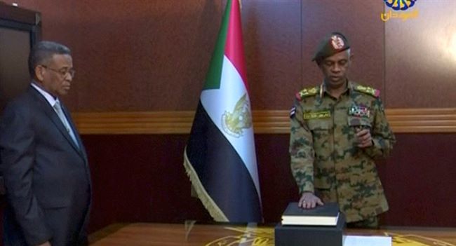 عبدالفتاح البرهان رئيسا للمجلس العسكري الانتقالي بالسودان بعد تخلي بن عوف عن منصبه