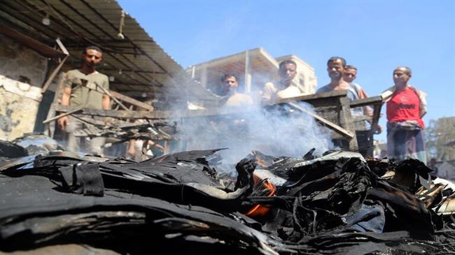 موظف حكومي يمني يحرق ثيابه احتجاجا على راتبه وسط ارتفاع الاسعار