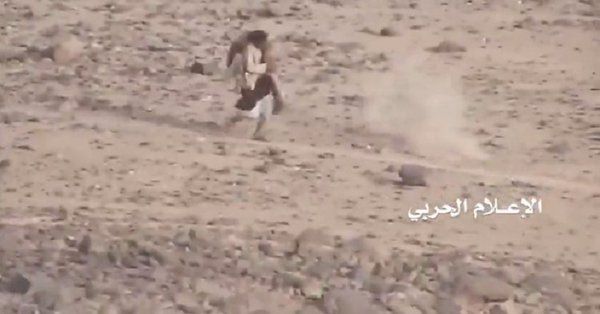 مقاتل يمني يسعف زميله المصاب ببطولة نادرة ومشهد جذب الالآف(فيديو)