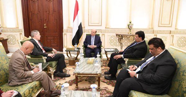 هادي يبلغ السفيرالأمريكي عدم التزام مليشيا الحوثي بأي اتفاقات أوتفاهمات