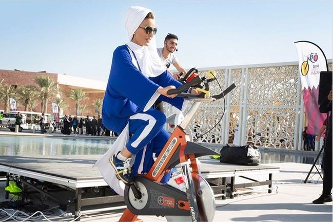 والدة أمير قطر تمارس الرياضة بكامل أناقتها في فعاليات"اليوم الرياضي"(صور)