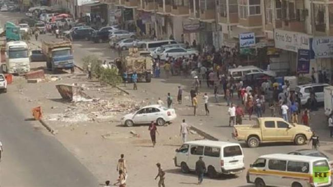رويترز تروي تفاصيل انفجار بمدينة عدن استهدف موكب مسؤول يمني