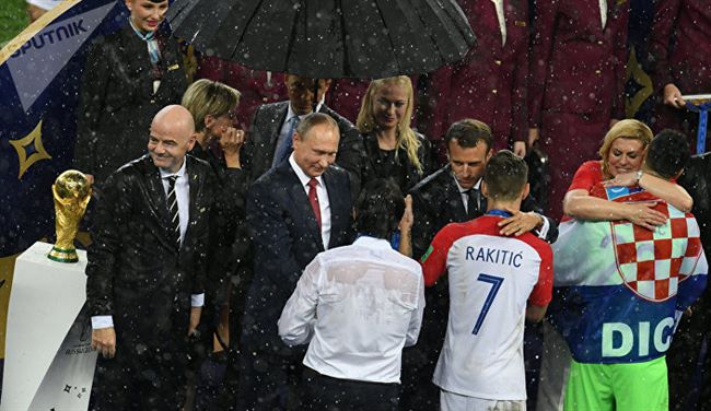 أبرز مافعلته وقالته رئيسة كرواتيا أثناء وبعد نهائي بطولة كأس العالم(صور)