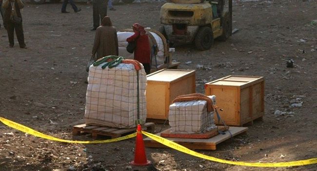 شرطة عدن تعلن تفاصيل احباط محاولة تهريب قطع أثرية نادرة وسط بضاعة