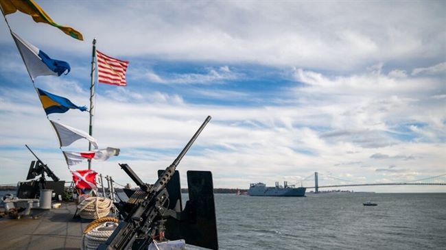 البحرية الأمريكية تعلن اعتراضها قاربا يحمل "مواد متفجرة" قادمة من إيران إلى اليمن