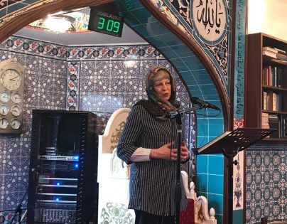 رئيسة وزراء بريطانيا تردي الحجاب وتخطب داخل مسجد(صور)