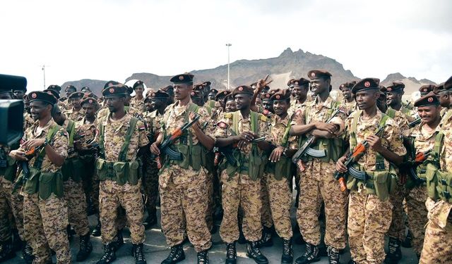 رئيس وزراء السودان يعلن تقليص عدد جنود بلاده المشاركين بالحرب في اليمن 