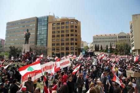 رويترز:محتجون وسط بيروت يرشقون رئيس الحكومة بزجاجات المياه
