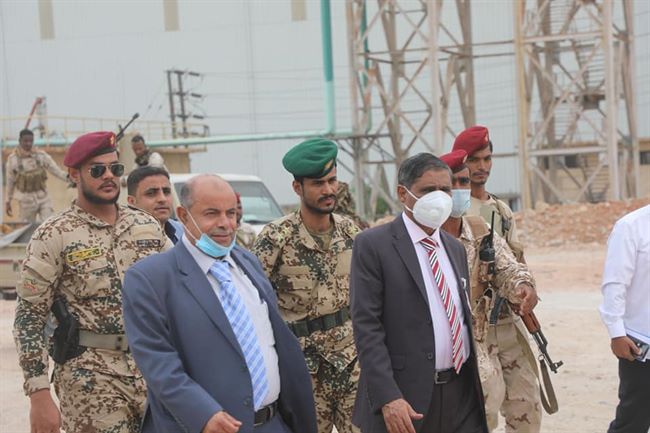 نائب رئيس الحكومة اليمنية ومحافظ حضرموت يتفقدان مشاريع استراتيجية هامة بالمكلا (صور)