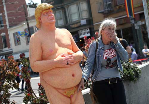 مرشح الرئاسة الأمريكية "ترامب" عاريا وسط حي للمثليين بأمريكا "صورة"