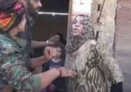 بالفيديو..سورية تمزق ثيابها أمام الكاميرا فرحا باندحار داعش من الرقة