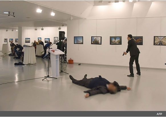 من اغتال السفير الروسي بأنقرة؟ولماذا سارعت تركيا لاعلان مقتل المهاجم؟