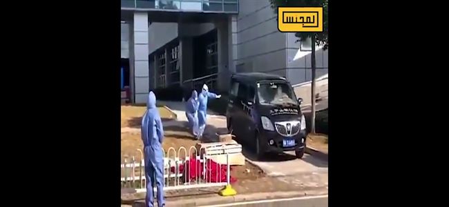 فيديو حزين يظهر زوجة طبيب صيني شهير تبكي وفاته بحرقة و تطارد جثمانه