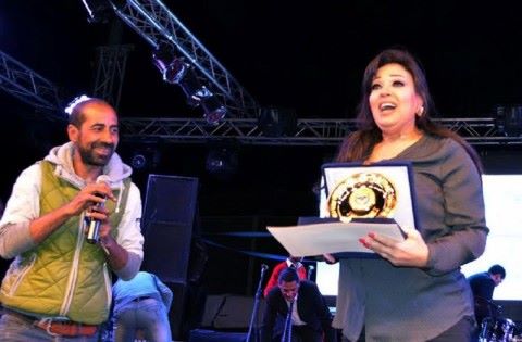 سخرية وجدل مصري كبير حول تكريم فيفي عبده بجائزة الأم المثالية(صور)