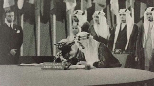 كائن غريب بجوار الملك فيصل يجبر وزير التعليم السعودي على الاعتذار(صور)