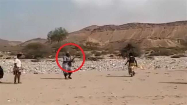 شاهد فيديو مثير للدهشة لحكم مبارة باليمن يستخدم الرصاص بدلا من الصفارة