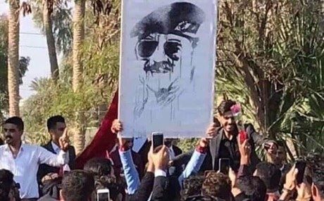 العراق يتخذ قرارا "غير مسبوق"بحق طلاب رفعوا صورة صدام حسين(فيديو)