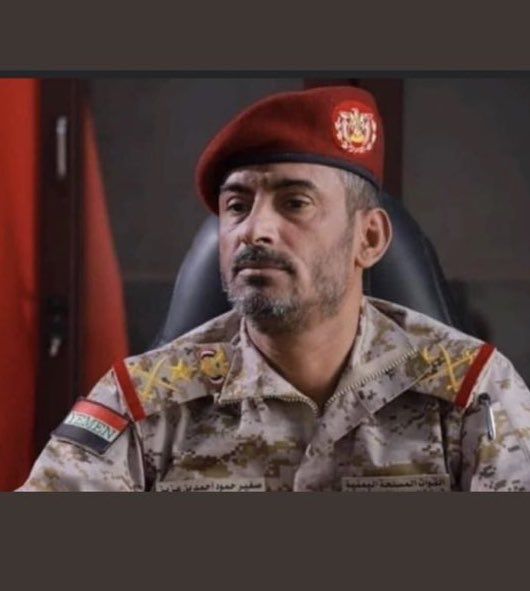 نجاة رئيس أركان الجيش اليمني ومقتل نجله ونجل أخيه وآخرين بهجوم صاروخي جديد على مقر لوزارة الدفاع 