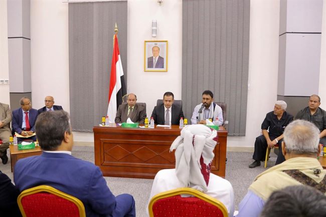 رئيس الوزراء اليمني يؤكد قرب استئناف رحلات الطيران بمطار الريان الدولي