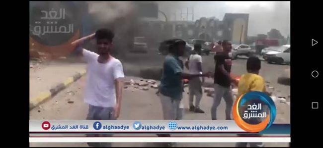 بالفيديو والصور جنود يطلقون النار الحي على محتجين يطالبون بالمياه ويصيبون شخصين بينهم عاقل حارة